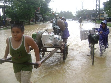 Chùm ảnh: Thương vô cùng lũ trẻ miền Trung - 3 Chùm ảnh: Thương vô cùng lũ trẻ miền Trung - 3