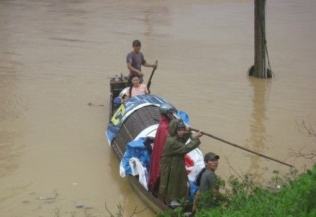 “Khúc ruột” miền Trung vật vã trong lũ - 6 “Khúc ruột” miền Trung vật vã trong lũ - 6