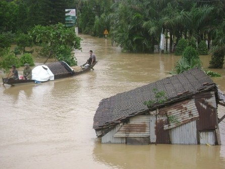 “Khúc ruột” miền Trung vật vã trong lũ - 4 “Khúc ruột” miền Trung vật vã trong lũ - 4