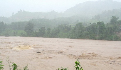 “Khúc ruột” miền Trung vật vã trong lũ - 3 “Khúc ruột” miền Trung vật vã trong lũ - 3
