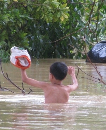 Chùm ảnh: Thương vô cùng lũ trẻ miền Trung - 2 Chùm ảnh: Thương vô cùng lũ trẻ miền Trung - 2