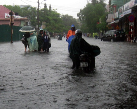 Bão qua, lũ bủa vây Huế và Đà Nẵng - 2