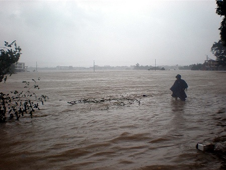 Bão qua, lũ bủa vây Huế và Đà Nẵng - 3