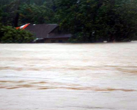 Bão qua, lũ bủa vây Huế và Đà Nẵng - 1