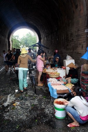 Ảnh chợ lũ trước cửa thành Nội xứ Huế - 2