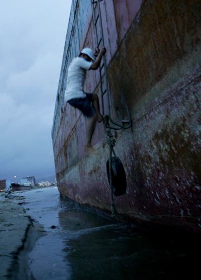 Bão đánh “bay” tàu nghìn tấn vào... đại lộ - 6 Bão đánh “bay” tàu nghìn tấn vào... đại lộ - 6