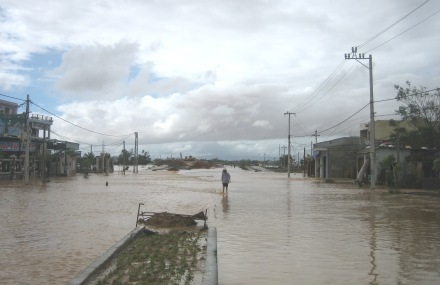 Bão qua, lũ bủa vây Huế và Đà Nẵng - 4