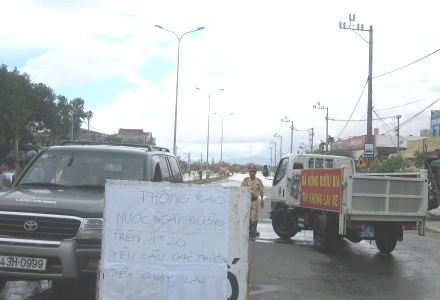 Bão qua, lũ bủa vây Huế và Đà Nẵng - 5