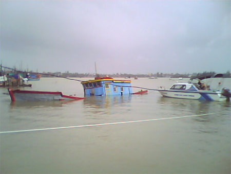 Quảng Bình: Lốc vần vũ, lũ hoành hành - 2 Quảng Bình: Lốc vần vũ, lũ hoành hành - 2