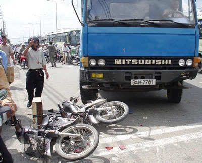 Xe tải húc bay 5 xe máy đang dừng đèn đỏ  - 1