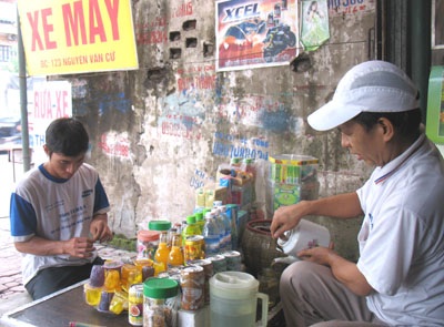 UBND quận Long Biên “tự xử” quyết định cưỡng chế sai với dân - 1 UBND quận Long Biên “tự xử” quyết định cưỡng chế sai với dân - 1