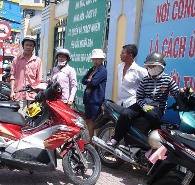 Xe tải húc bay 5 xe máy đang dừng đèn đỏ  - 2