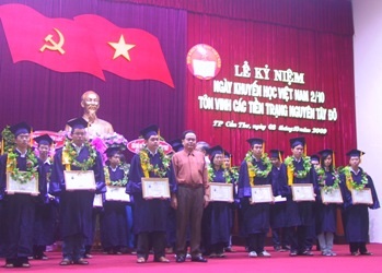 Tôn vinh 37 “tiền trạng nguyên Tây Đô”   - 1