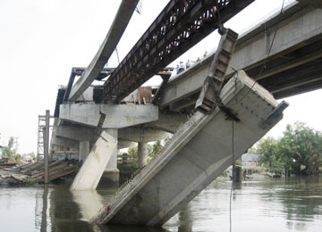 Truy tố 2 bị can “rút ruột” cầu chợ Đệm - 1 Truy tố 2 bị can “rút ruột” cầu chợ Đệm - 1