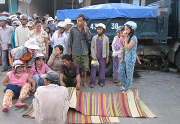 Xe tải đâm xe máy, 2 người thiệt mạng - 1 Xe tải đâm xe máy, 2 người thiệt mạng - 1
