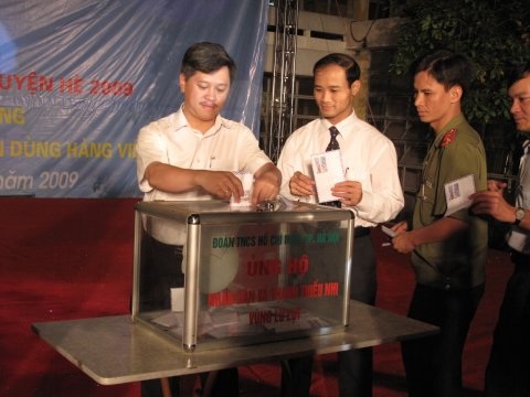 Hơn 1.000 sinh viên Hà Nội ủng hộ đồng bào lũ lụt - 1 Hơn 1.000 sinh viên Hà Nội ủng hộ đồng bào lũ lụt - 1