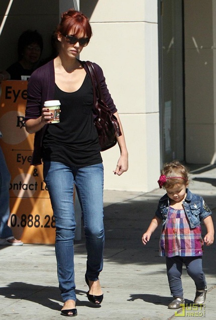 “Công chúa nhỏ” của Jessica Alba chập chững bước đầu tiên - 1