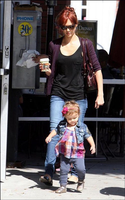 “Công chúa nhỏ” của Jessica Alba chập chững bước đầu tiên - 2