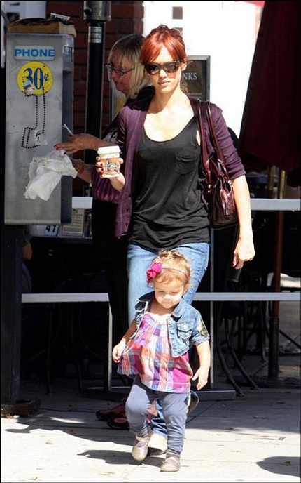 “Công chúa nhỏ” của Jessica Alba chập chững bước đầu tiên - 4