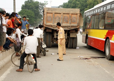 Bị xe ben, xe buýt kẹp chết trên đường đi đón con - 1