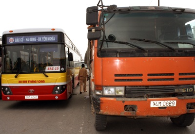 Bị xe ben, xe buýt kẹp chết trên đường đi đón con - 2