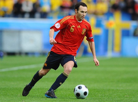 Iniesta tái xuất trong màu áo ĐKVĐ châu Âu - 1