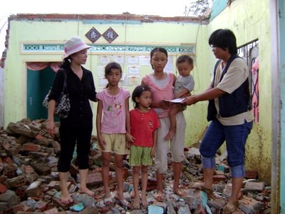 Báo Dân trí đến với đồng bào tâm bão - 3