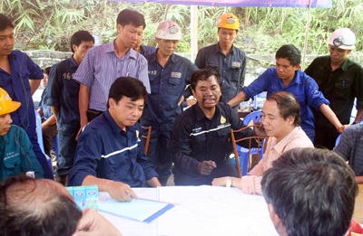 Nổ mìn để tiếp cận khu vực 4 công nhân bị kẹt - 2