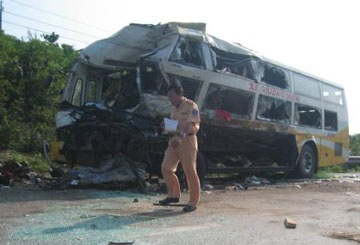 Hai xe khách đấu đầu, 8 người chết - 1 Hai xe khách đấu đầu, 8 người chết - 1