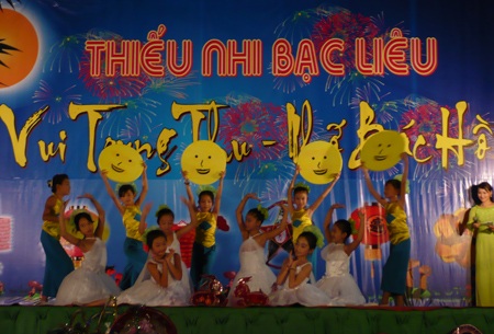 Thả đèn hoa đăng bế mạc “Lễ hội Dạ cổ hoài lang” - 1 Thả đèn hoa đăng bế mạc “Lễ hội Dạ cổ hoài lang” - 1