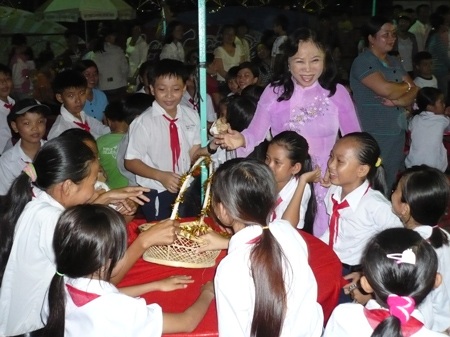 Thả đèn hoa đăng bế mạc “Lễ hội Dạ cổ hoài lang” - 2 Thả đèn hoa đăng bế mạc “Lễ hội Dạ cổ hoài lang” - 2