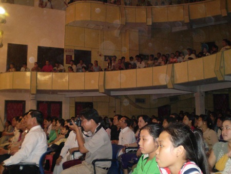 Hoài Linh “hoang mang xa xứ” với Dạ cổ hoài lang - 2 Hoài Linh “hoang mang xa xứ” với Dạ cổ hoài lang - 2