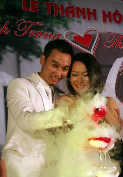 Thành Trung hôn Thu Phượng say đắm trong ngày cưới - 18 Thành Trung hôn Thu Phượng say đắm trong ngày cưới - 18