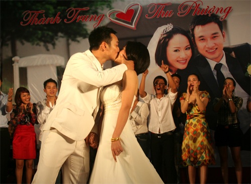 Thành Trung hôn Thu Phượng say đắm trong ngày cưới - 22 Thành Trung hôn Thu Phượng say đắm trong ngày cưới - 22