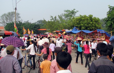 Hàng ngàn người đổ về Côn Sơn - Kiếp Bạc - 1 Hàng ngàn người đổ về Côn Sơn - Kiếp Bạc - 1