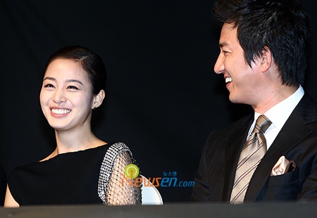 Hai mỹ nhân của “bom tấn” Iris “đọ” độ xinh đẹp - 15