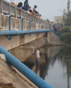 Một người đàn ông treo cổ dưới thành cầu - 1 Một người đàn ông treo cổ dưới thành cầu - 1