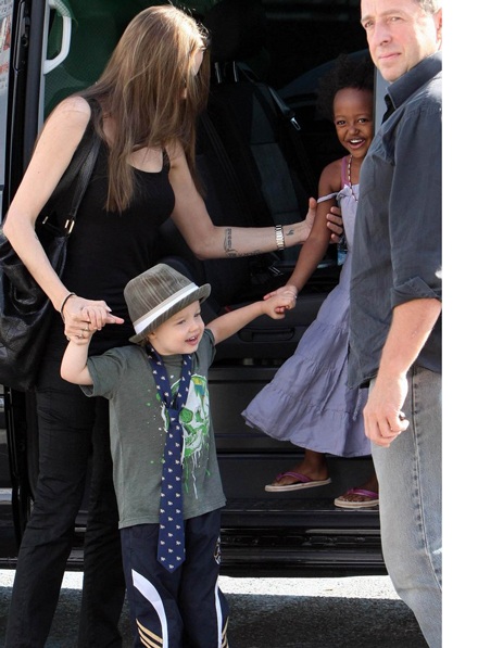 Angelina Jolie đưa hai con đi siêu thị - 1