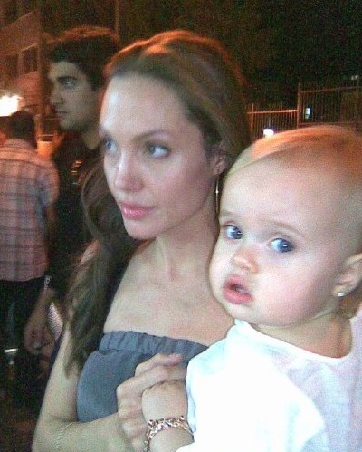 Angelina Jolie đưa hai con đi siêu thị - 10