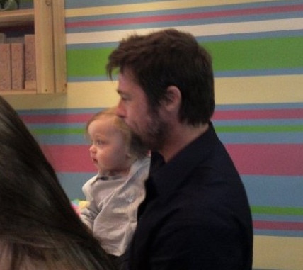 Angelina Jolie đưa hai con đi siêu thị - 9