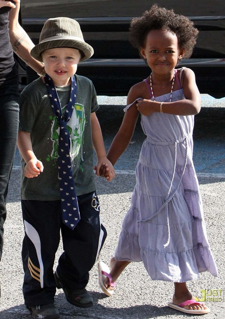 Angelina Jolie đưa hai con đi siêu thị - 7