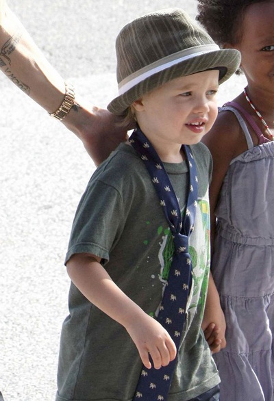 Angelina Jolie đưa hai con đi siêu thị - 6