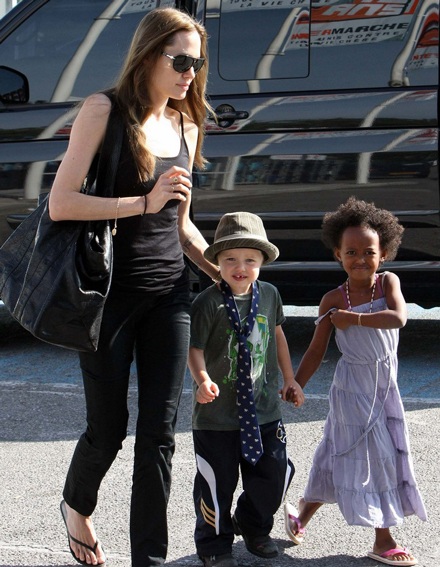 Angelina Jolie đưa hai con đi siêu thị - 5