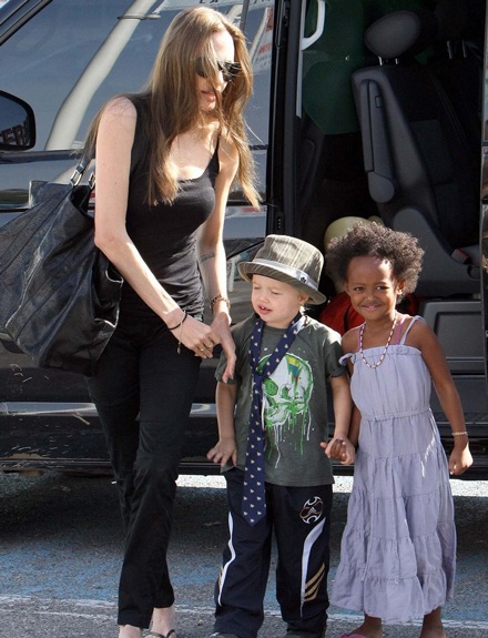 Angelina Jolie đưa hai con đi siêu thị - 4