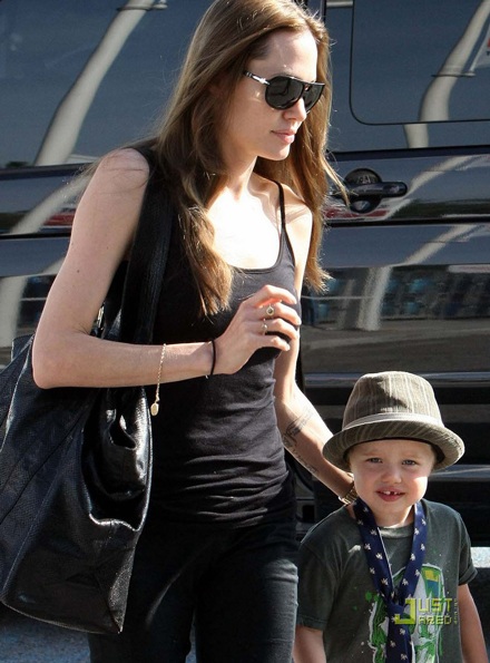 Angelina Jolie đưa hai con đi siêu thị - 3