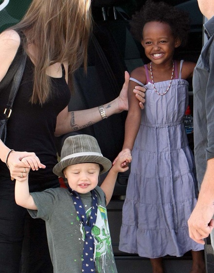 Angelina Jolie đưa hai con đi siêu thị - 2