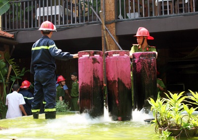 Nổ bình gas, hàng trăm thực khách hoảng loạn - 3 Nổ bình gas, hàng trăm thực khách hoảng loạn - 3