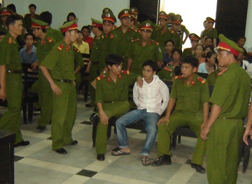 Hạnh “nhật” và đàn em lại gây náo loạn phiên tòa - 1