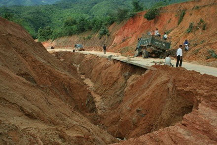 Nguy cơ lở núi đe doạ 730 hộ dân Tu Mơ Rông - 1 Nguy cơ lở núi đe doạ 730 hộ dân Tu Mơ Rông - 1
