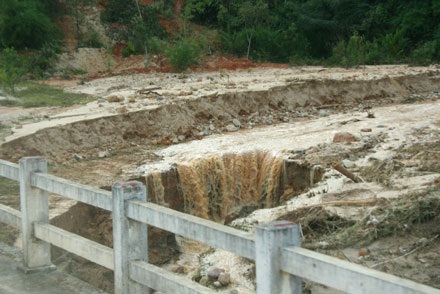 Tu Mơ Rông “oằn mình” sau bão - 4